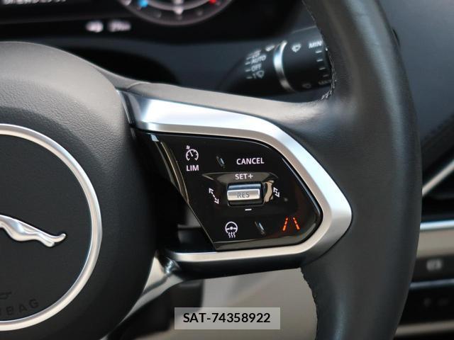 Jaguar XE 2019-07 8648249-6