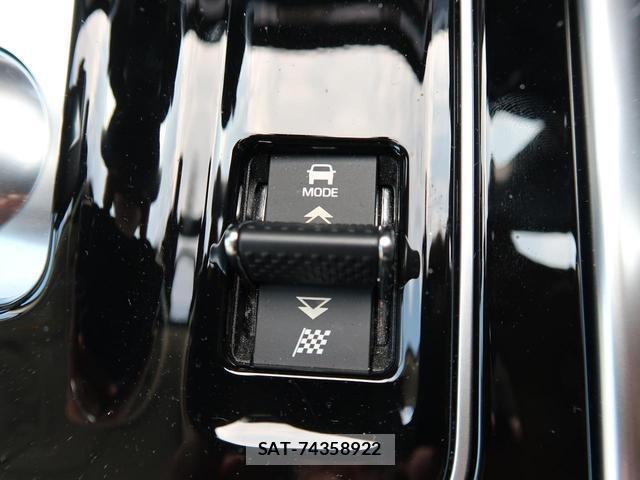 Jaguar XE 2019-07 8648249-9
