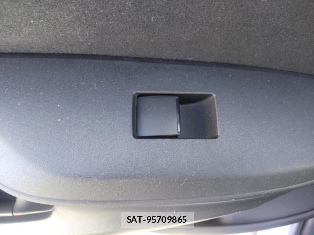 Toyota YARIS 2023-09 8647664-12