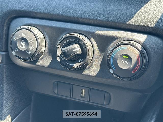 Toyota YARIS 2020-04 8649923-4