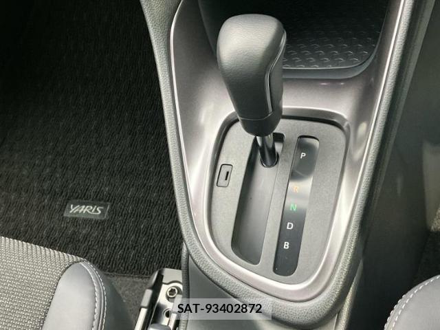 Toyota YARIS 2024-06 8653830-17
