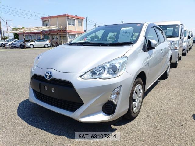 Toyota AQUA 2015-08 8690570-0