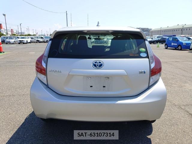 Toyota AQUA 2015-08 8690570-1