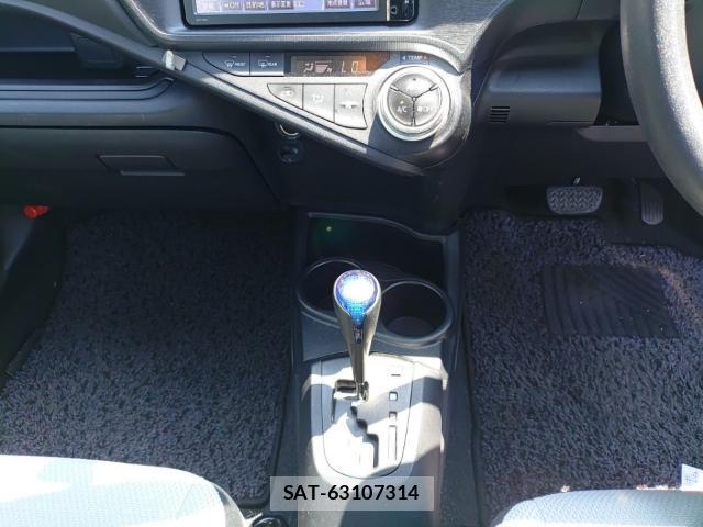 Toyota AQUA 2015-08 8690570-11