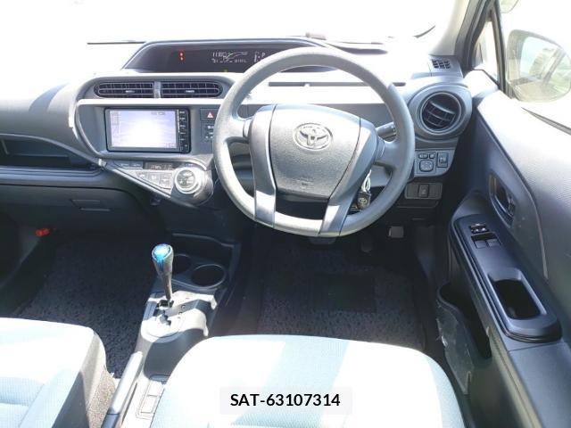 Toyota AQUA 2015-08 8690570-2