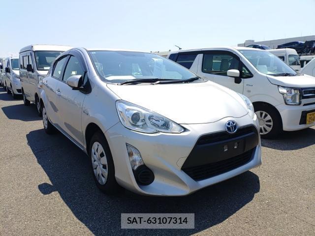 Toyota AQUA 2015-08 8690570-3