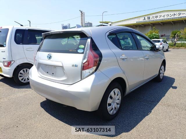 Toyota AQUA 2015-08 8690570-4
