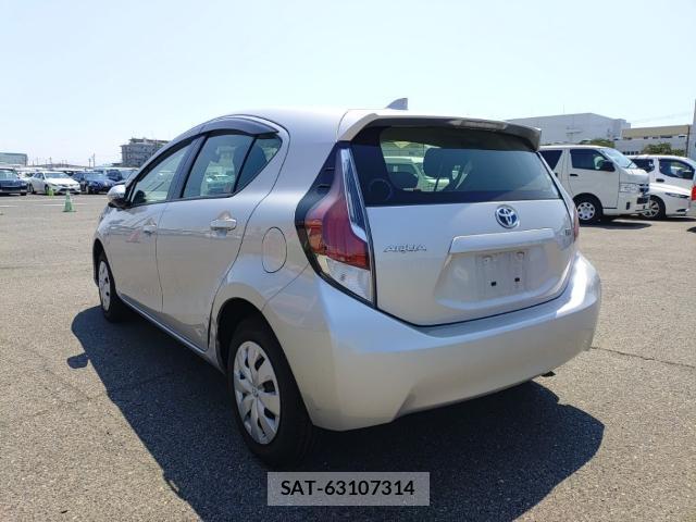 Toyota AQUA 2015-08 8690570-5