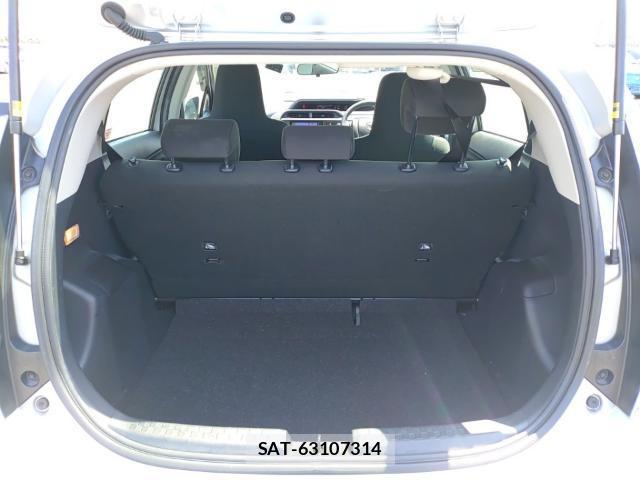 Toyota AQUA 2015-08 8690570-7
