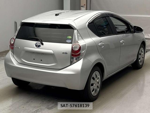 Toyota AQUA 2014-05 8690717-1