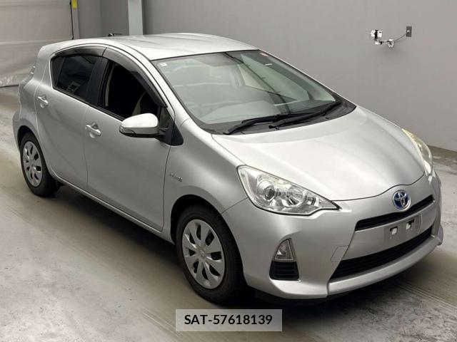 Toyota AQUA 2014-05 8690717-3