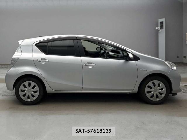 Toyota AQUA 2014-05 8690717-8