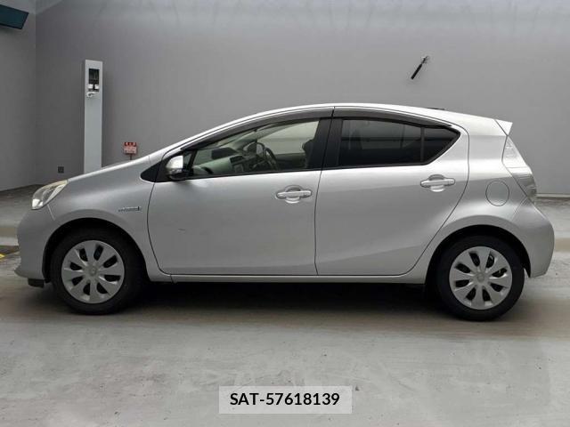 Toyota AQUA 2014-05 8690717-9