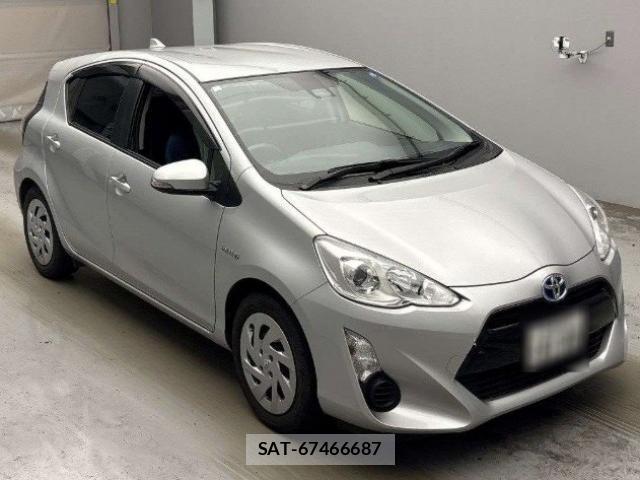 Toyota AQUA 2016-01 8690757-2