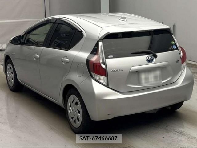 Toyota AQUA 2016-01 8690757-7