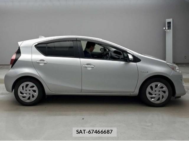 Toyota AQUA 2016-01 8690757-8