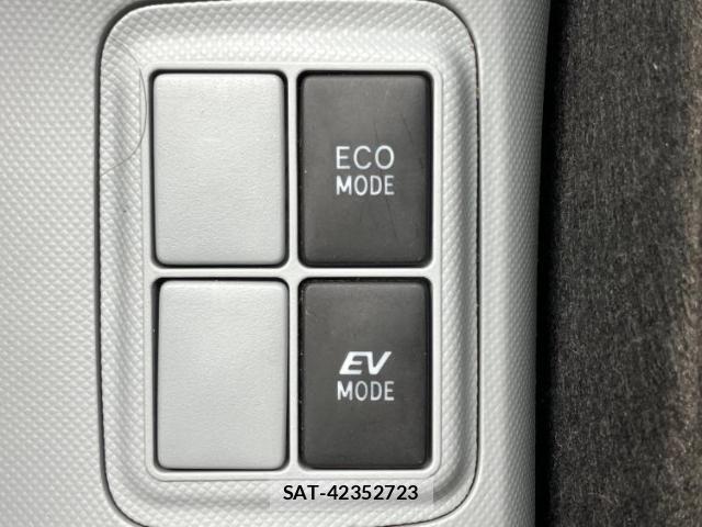 Toyota AQUA 2012-12 8690887-17