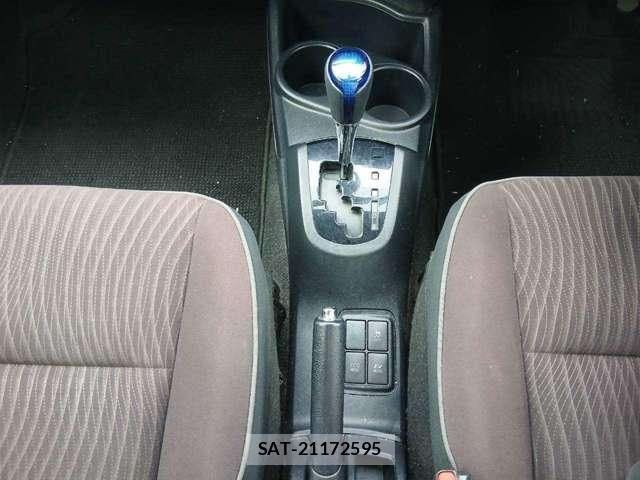 Toyota AQUA 2015-03 8691705-17