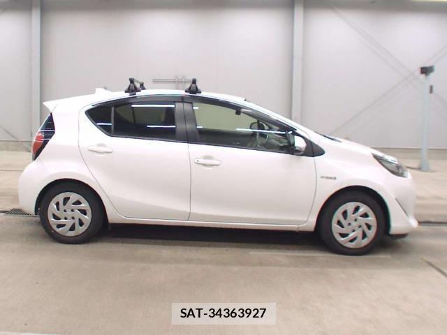 Toyota AQUA 2017-10 8691868-11