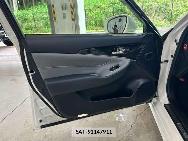 Toyota CROWN HYBRID 2017-03 8691674-17