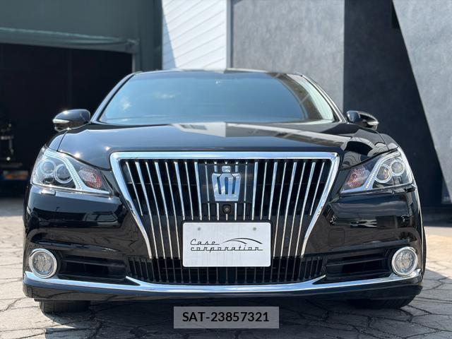 Toyota CROWN MAJESTA 2013-10 8646948-1