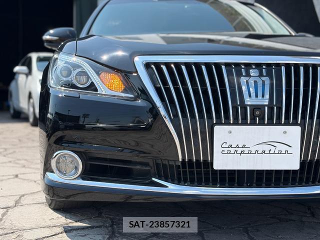 Toyota CROWN MAJESTA 2013-10 8646948-13
