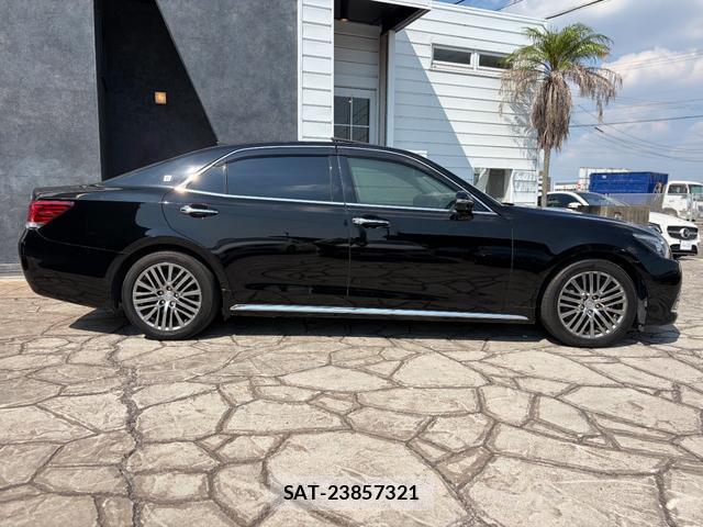 Toyota CROWN MAJESTA 2013-10 8646948-19