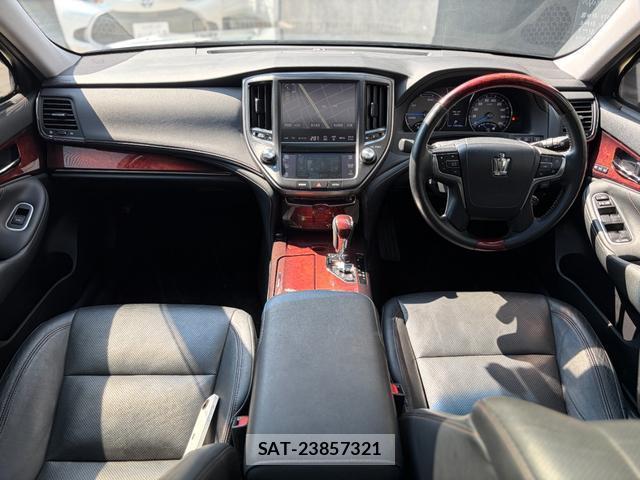 Toyota CROWN MAJESTA 2013-10 8646948-4