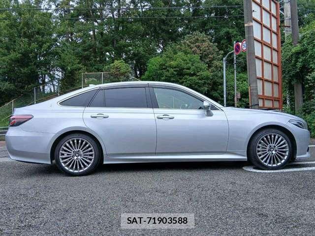 Toyota CROWN 2022-01 8690366-3