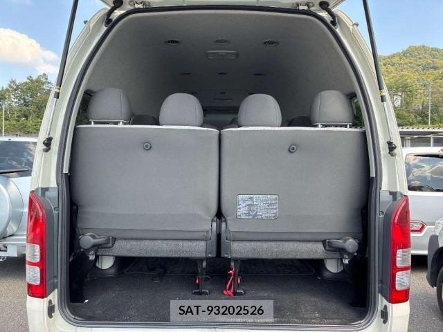 Toyota HIACE COMMUTER 2018-03 8690501-2