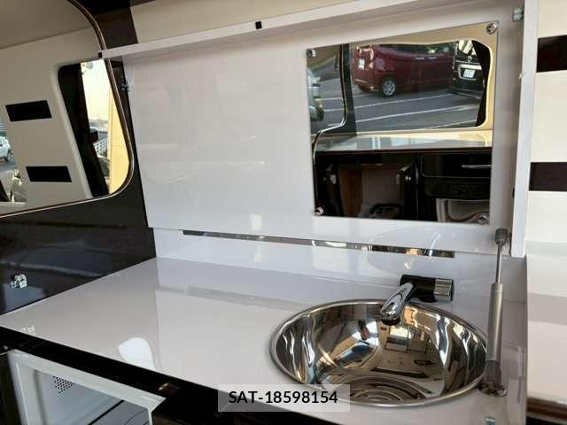 Toyota HIACE VAN 2021-12 8690395-12