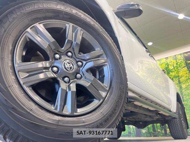 Toyota HILUX 2022-04 8691888-12