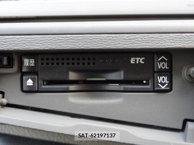 Toyota ISIS 2011-02 8691143-10