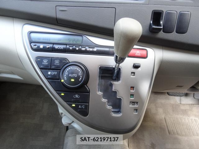 Toyota ISIS 2011-02 8691143-11