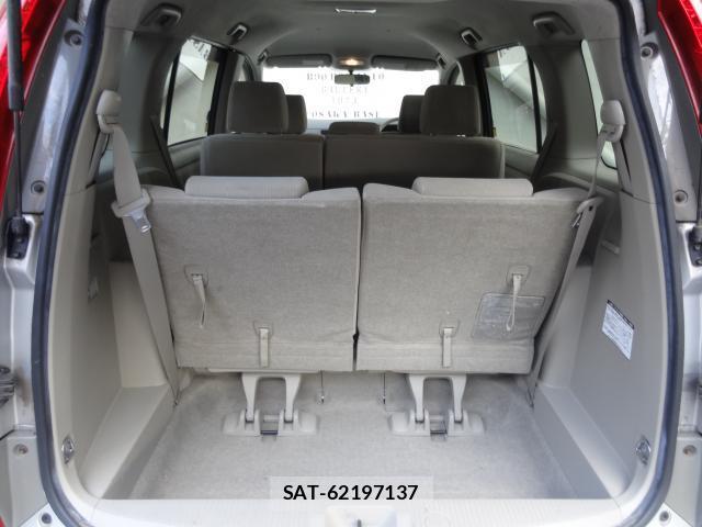 Toyota ISIS 2011-02 8691143-12