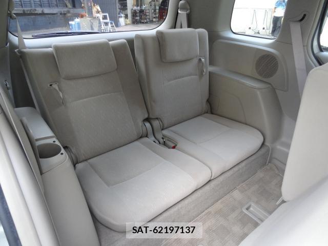 Toyota ISIS 2011-02 8691143-13