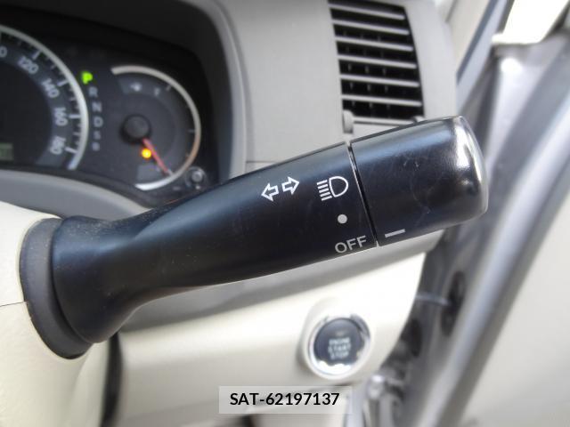 Toyota ISIS 2011-02 8691143-15