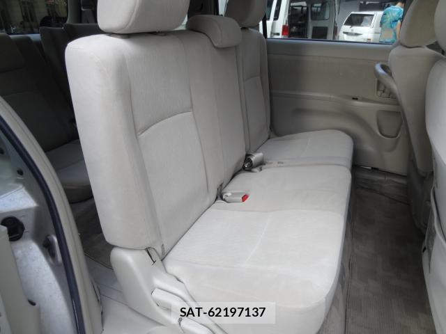Toyota ISIS 2011-02 8691143-16