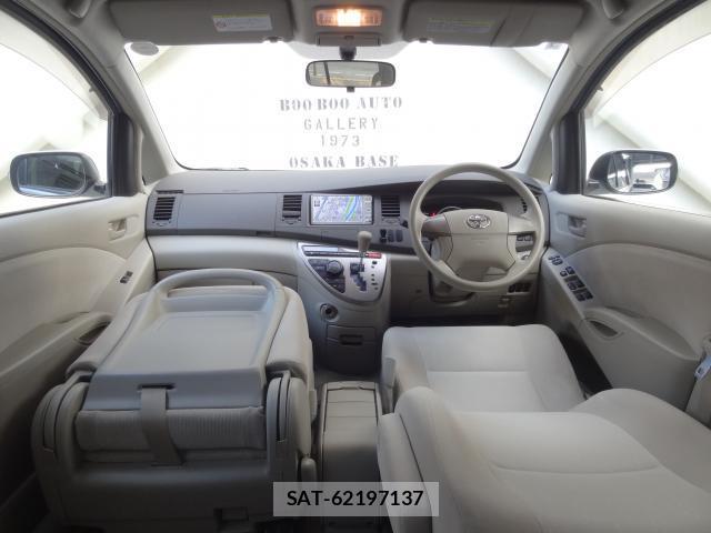 Toyota ISIS 2011-02 8691143-2