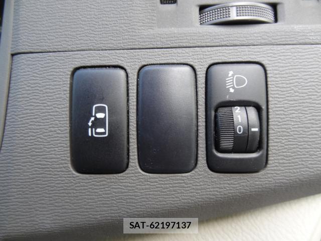 Toyota ISIS 2011-02 8691143-6