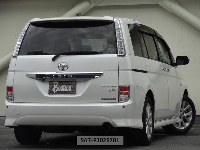 Toyota ISIS 2011-11 8691146-1