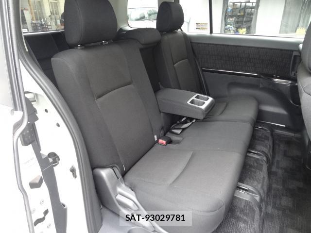 Toyota ISIS 2011-11 8691146-11
