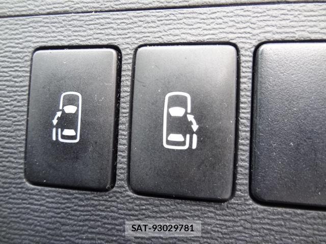 Toyota ISIS 2011-11 8691146-6