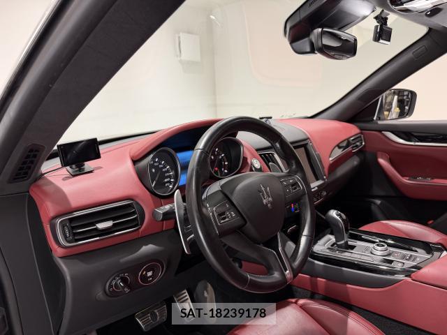 Maserati LEVANTE 2017-04 8690609-3