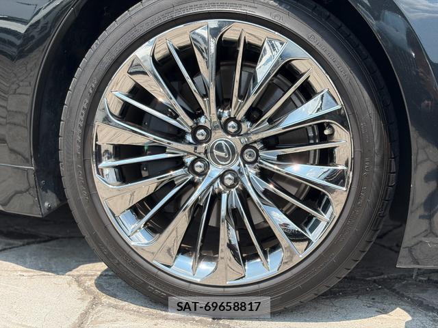 Lexus LS 2017-12 8646947-11