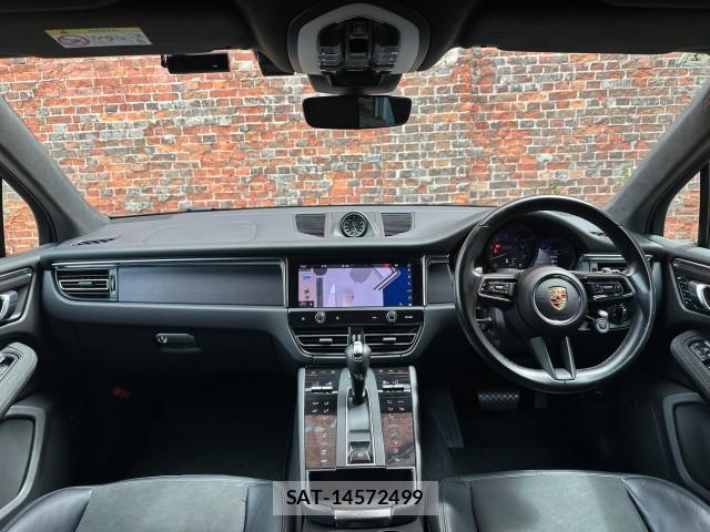 Porsche MACAN 2024-02 8690463-2