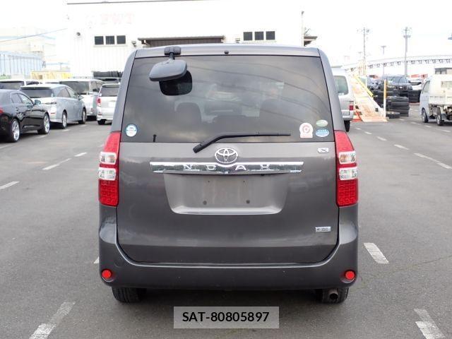 Toyota NOAH 2012-01 8690800-1