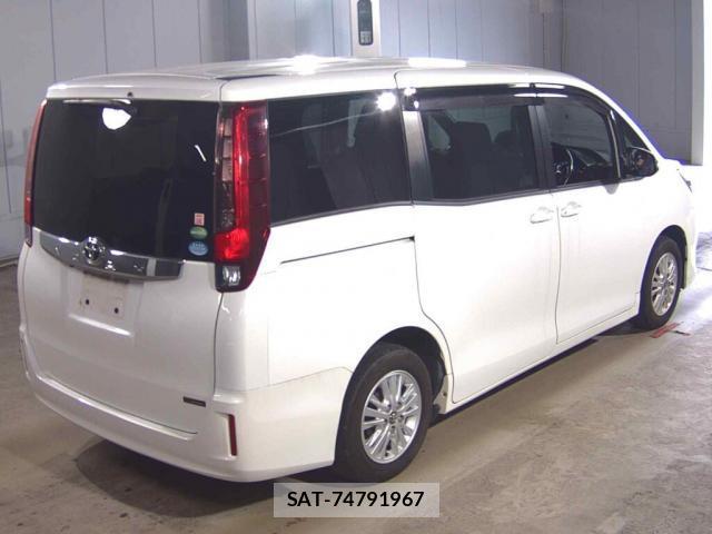 Toyota NOAH 2016-10 8691763-1