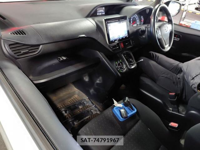 Toyota NOAH 2016-10 8691763-2
