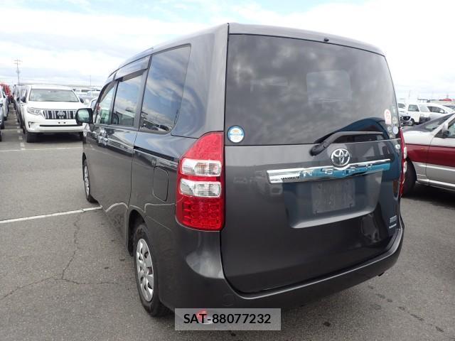 Toyota NOAH 2011-12 8692005-12